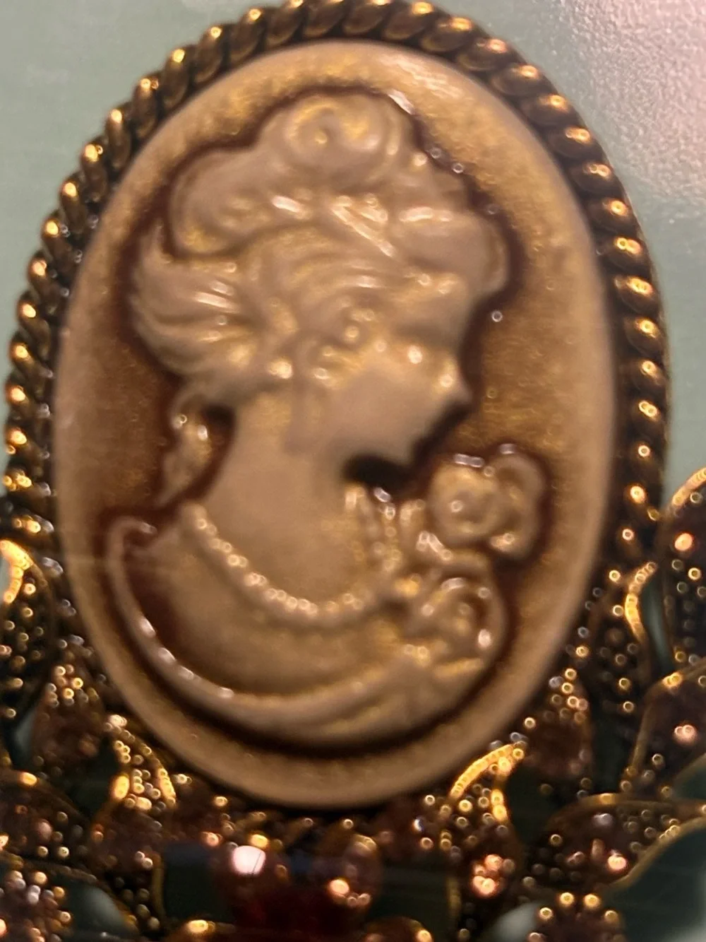 Vtg Ornate Gold Tone Left-Facing Lady Portrait Cameo Statement Dangle Brooch Pin